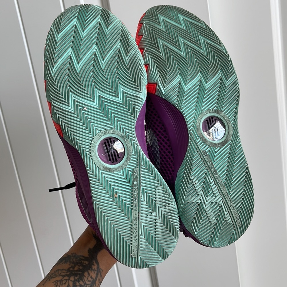 Kyrie Irving 1  'Easter' Edition - Picture 11 of 16